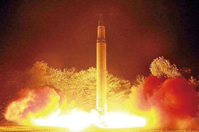 朝鲜阅兵亮出两款核弹,威力镇住美国,美专家:进步比想象的还快