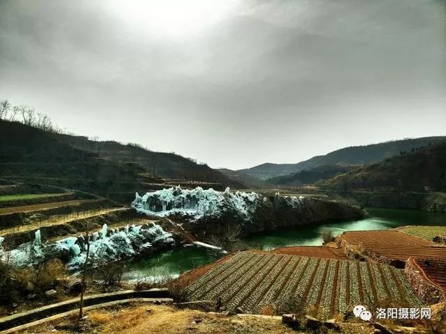 在小河環繞的地方,濟源市大峪鎮東溝村掩映在綠樹碧水中.