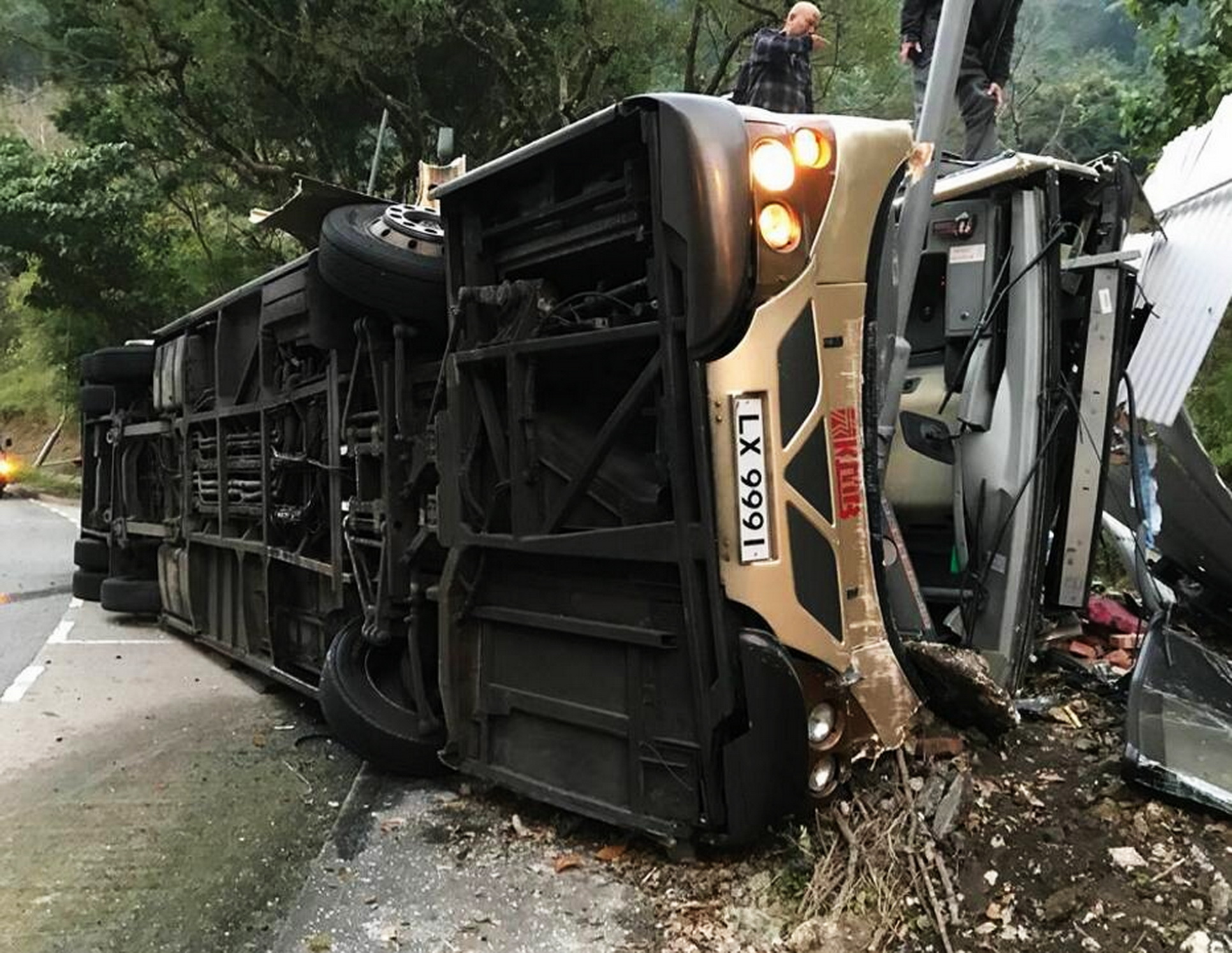 肇事的是九巴872号线,车牌号lx9991,由沙田马场开往大埔中心,巴士向