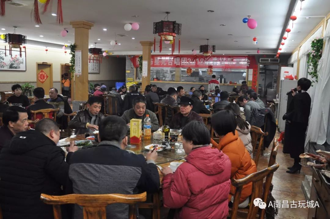 聚餐年會現場聚餐年會由總經理戴麗主持認真工作快樂生活.