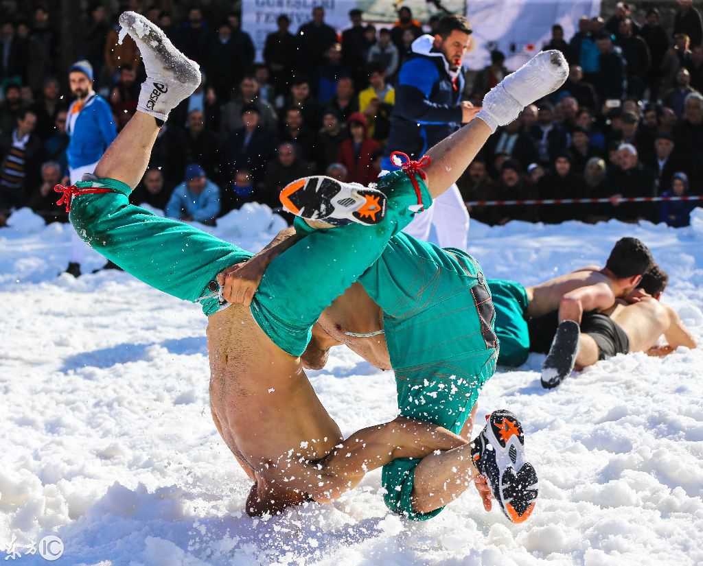 雪地上演摔跤比赛2月10日这个村举行第23届卡拉库卡摔跤节