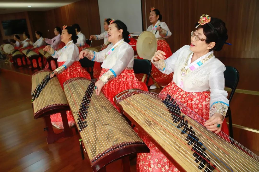 隊員們自學朝鮮族傳統樂器伽倻琴,並自費購買了樂器,書籍等.