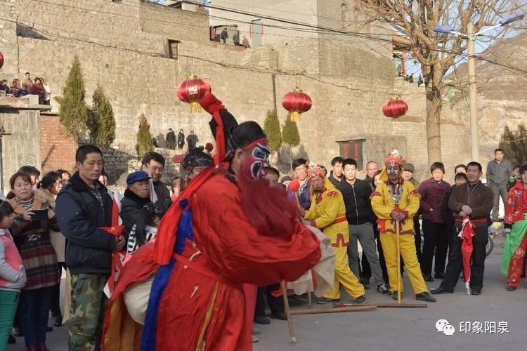 每年农历正月十六"上会"时,耍叉,秧歌,高跷,社火浩浩荡荡的队伍沿