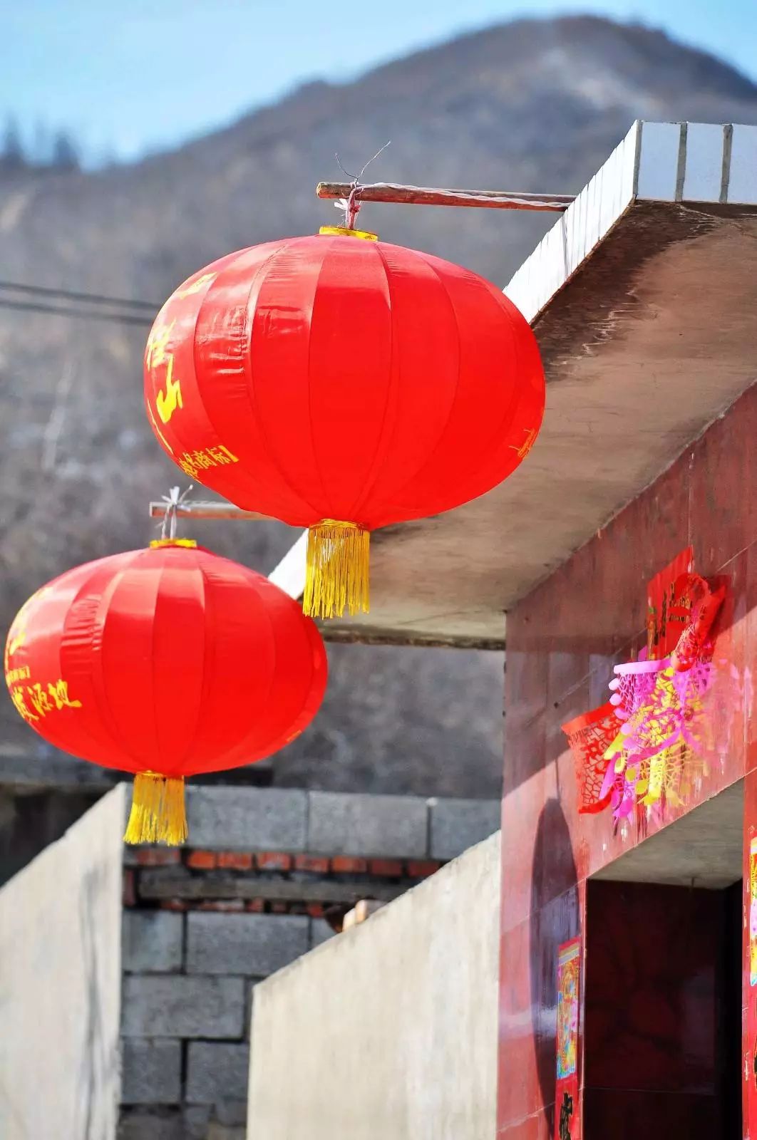 过年挂红灯笼是中国的古老习俗,红色代表喜庆,圆形灯笼则代表团圆美满