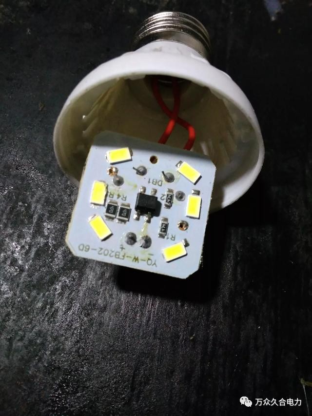 如果關燈後燈具長時間微弱發亮,是由感應電和靜電引起的,住宅樓的樓板