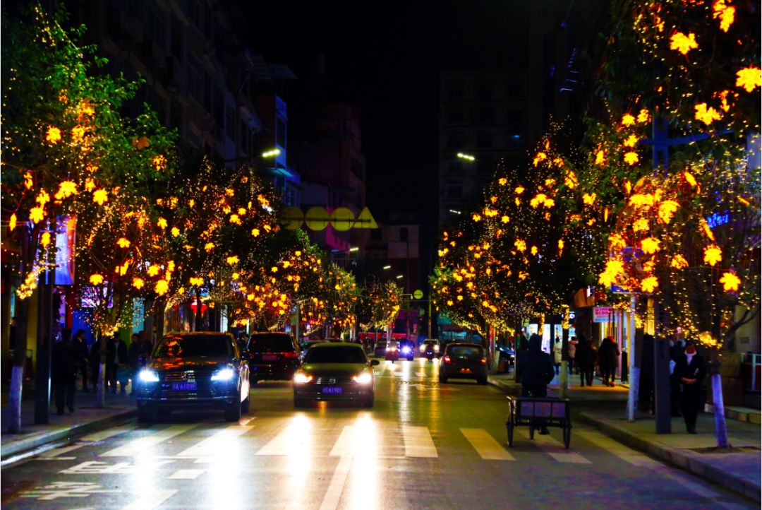 【年味】万源夜景美如画 灯光璀璨迎新春