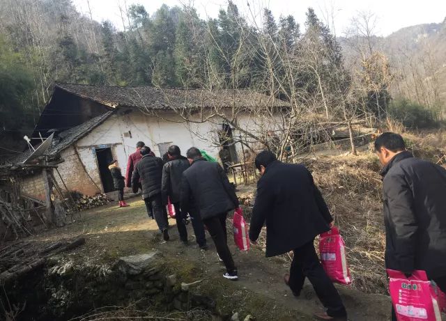 2月8—9日,河南省濮阳市第一河务局慰问组来到该局帮扶村白罡乡小寨村