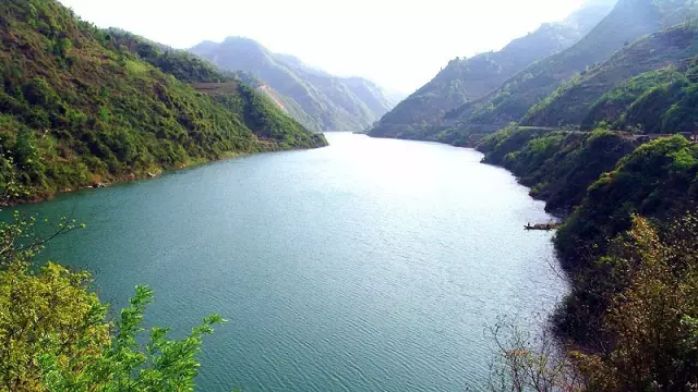 燕翔洞位於富水河上游河岸的陡峭懸崖下是一個寒武系古生石灰岩溶洞群