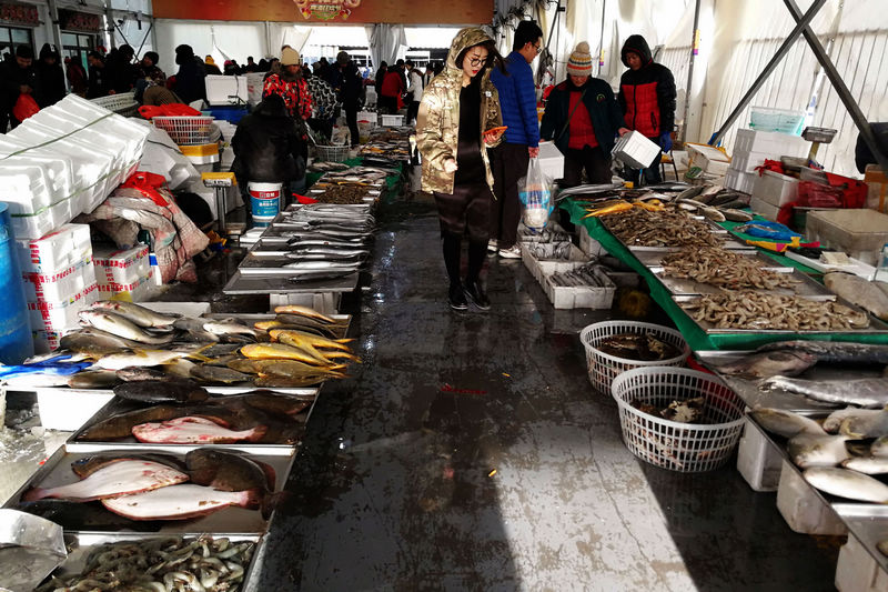 海鮮價廉物美 青島人回家過年標配年貨 海鮮市場買海鮮像搬家