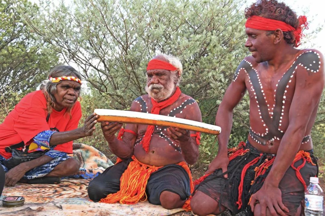 为了追寻澳大利亚土著人神秘的歌之版图,英国人布鲁斯·查特文跟随