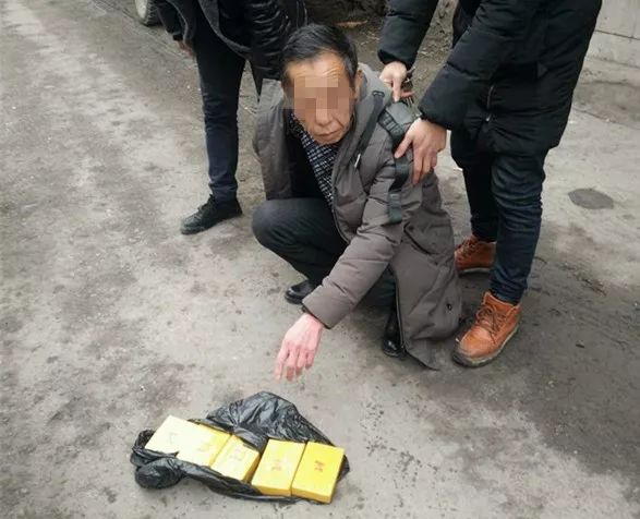 现年58岁,镇雄县泼机镇人),当场从申某所提的黑色塑料袋中缴获毒品