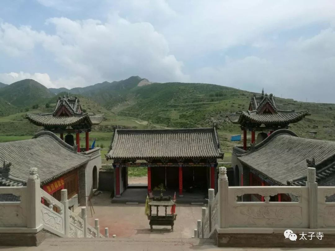 太子寺,俗名太子灵蛇寺,坐落在静乐县辛村乡黄华山地带的万辉沟.