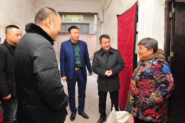 李元副市长同她拉家常,问冷暖,亲切询问身体,生活情况,并叮嘱街道和