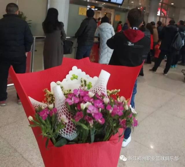 【暖心】球迷自发组织机场接机 迎接浙江稠州银行男篮归来