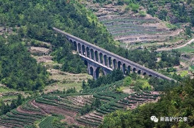 下山不远可到"天桥,所谓"天桥"其实是古方胜利渡槽.