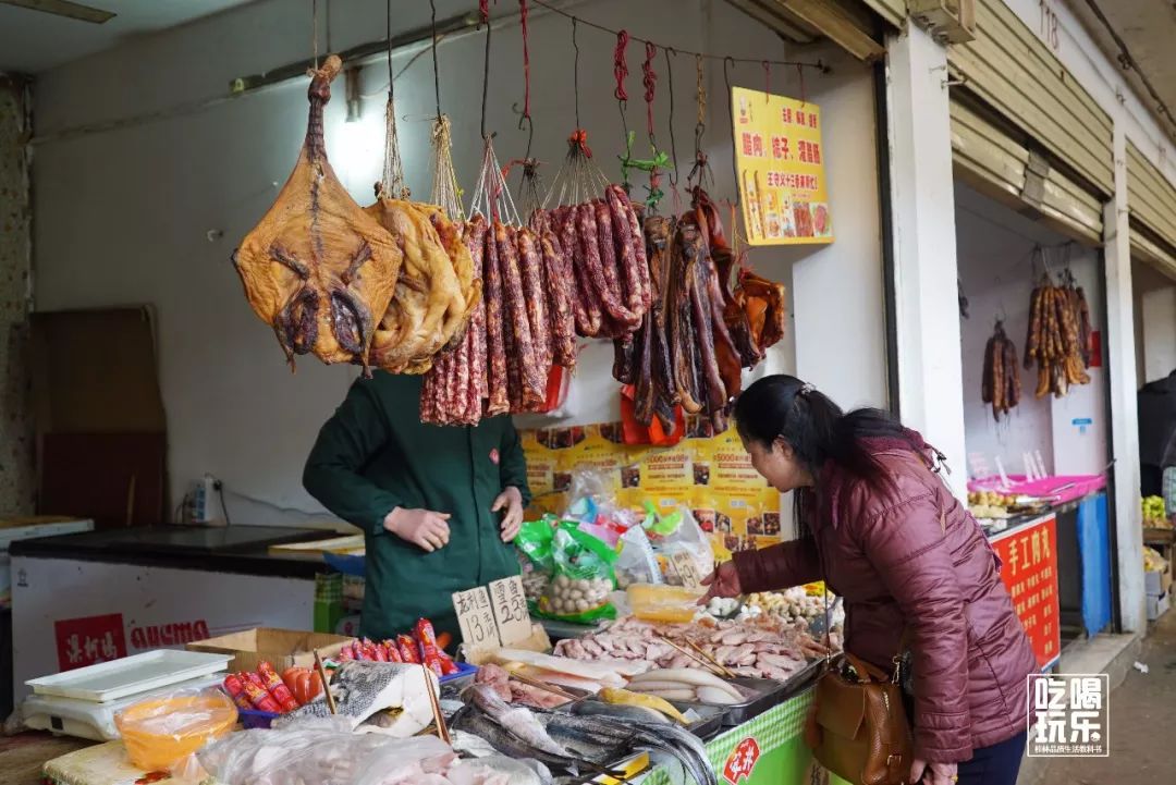 密密麻麻的香肠腊肉挂在菜市场里,让人有一种挑花眼的感觉