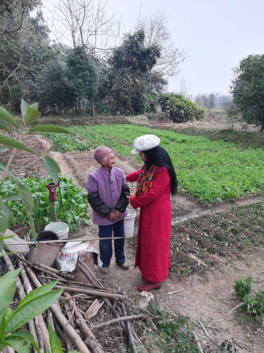 春节临近,广西民间工艺大师,广西工艺美术大师黄硕夫先生还现场为村民