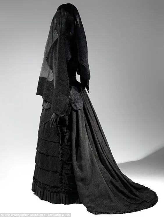 在欧洲和美国已经有五百多历史了,最初在葬礼上穿着黑色丧服是贵族和