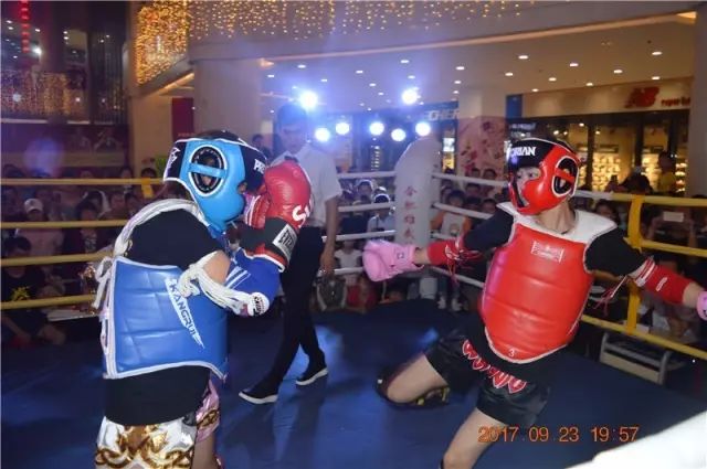 話不多說 少兒女子組開打boxing比賽和拳擊寶貝更搭哦拳擊決賽 觀眾如