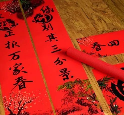 春联"他题写于桃符上的"新年纳余庆,嘉节号长春"他每年都命人题写桃符