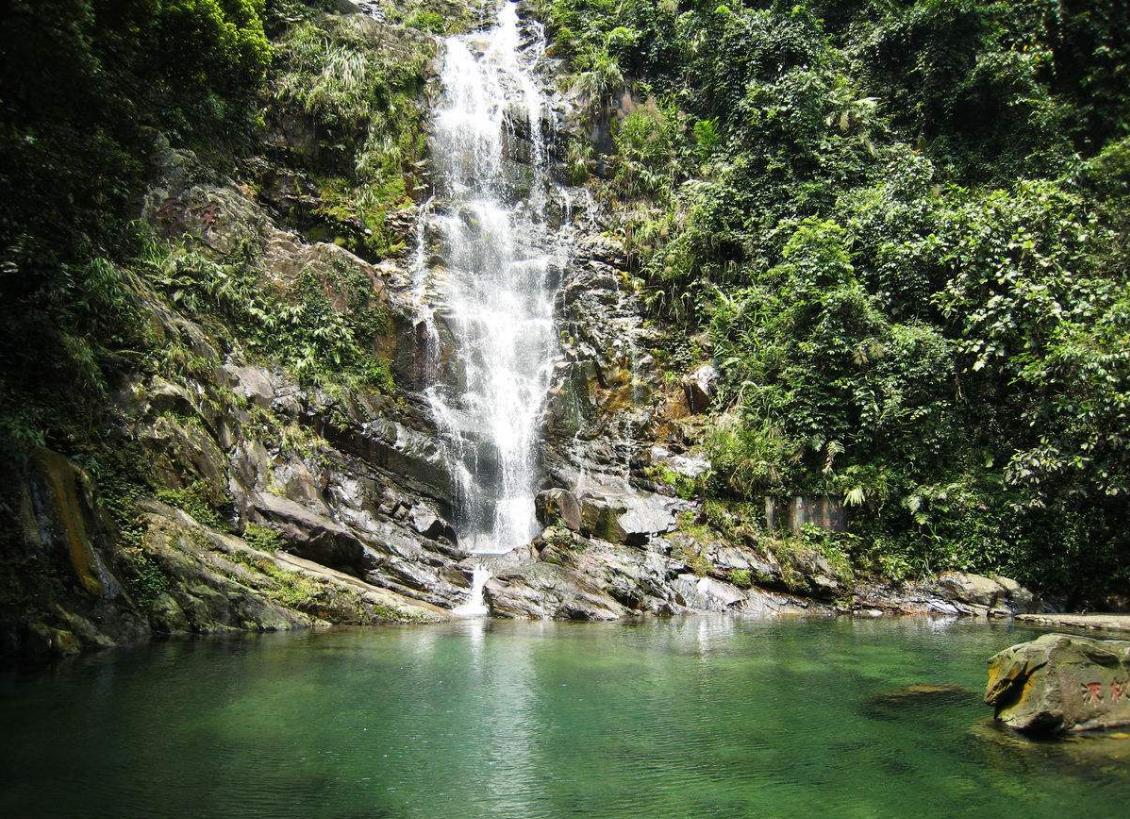 鼎湖山,风景秀丽,风光无限好,被誉为"北回归线上的绿宝石"