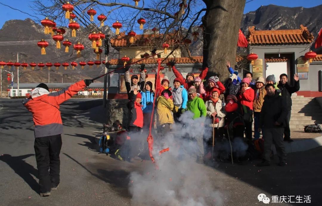 院子都变得红红火火那几天地上铺满了一层层的红色鞭炮纸冲天炮,划炮