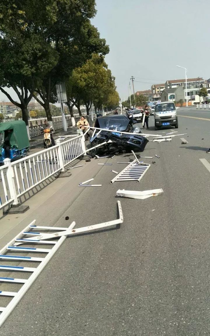 昨日下午1时许,镇江丹阳万善路发生一起车祸,一私家车撞上路中护栏,多