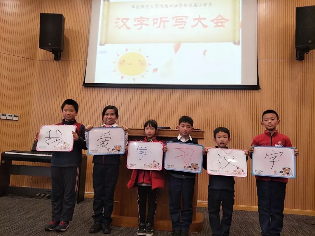 g1a李紫萱,g2c张天翼,g3a田沅鑫students with an excellent award