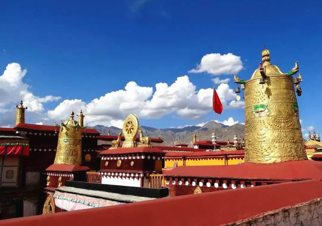 从大昭寺金顶可以看到大昭寺广场,而右边远处的山上便是布达拉宫 抬