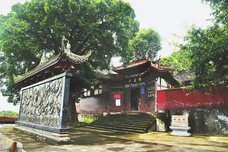 饒益寺,坐落於四川省射洪縣柳樹鎮西南二里的通濟山中,始建於唐.