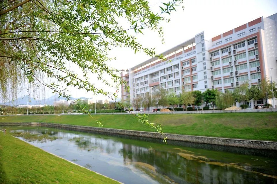 高能提示速速接招1学校位于有广州市后花园之称的从化区,办学条件