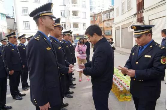 政府副市长李开云慰问城管队员市住建局局长赵正田慰问城管队员同时