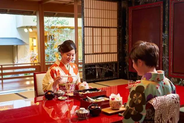 拿筷子的方式到夹菜的姿势日本女性吃饭时都是细嚼慢咽日本是礼仪之乡