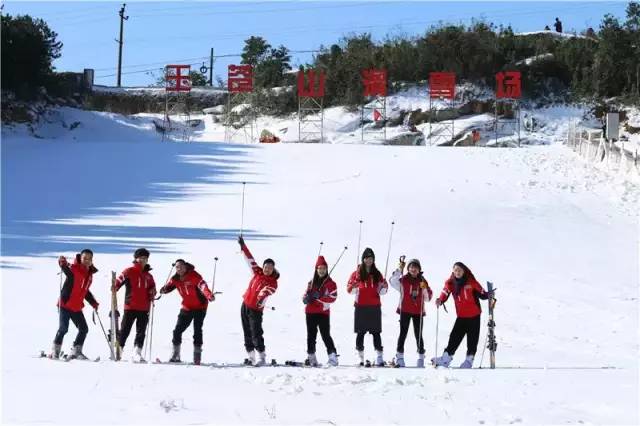 玉苍山滑雪场位于苍南县玉苍山国家森林公园景区的【华玉山庄】内