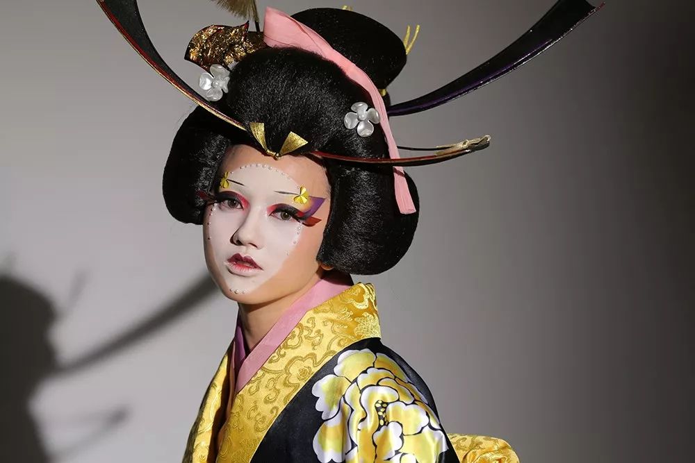 日本艺伎文化的独特性所创作的一款妆容此款造型是▼到底是怎么画出来