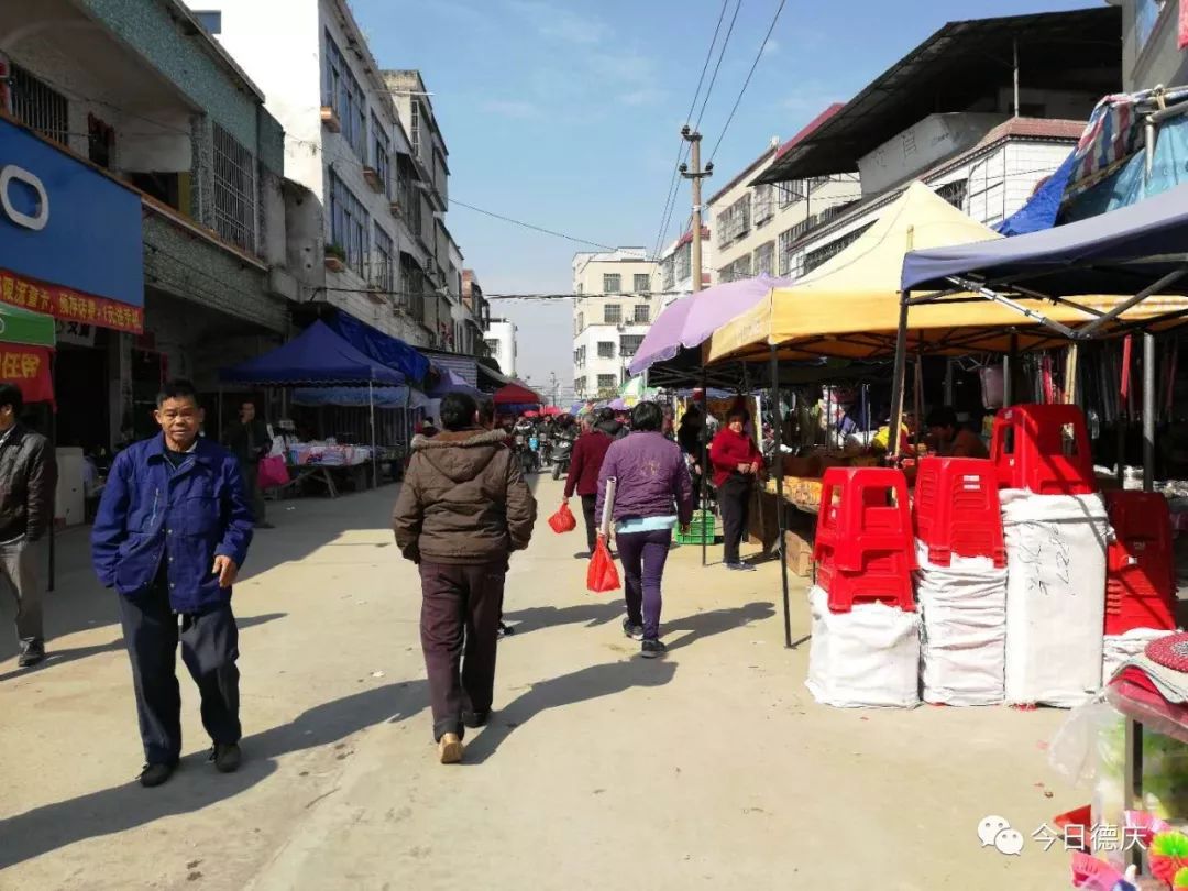 要过年了德城官圩马圩多镇德庆人涌上街头少女徒手劏大鱼春联用衫挂挂