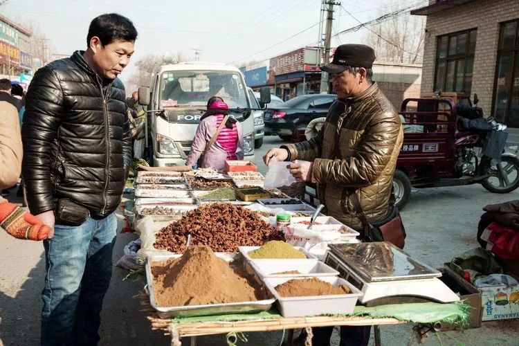 易县的农村大集上年味儿已浓得化不开了