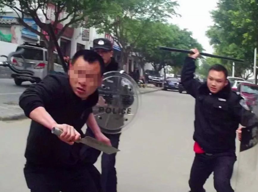 【全现场】广西一男子街头持刀砍人,民警开枪击中嫌疑人!