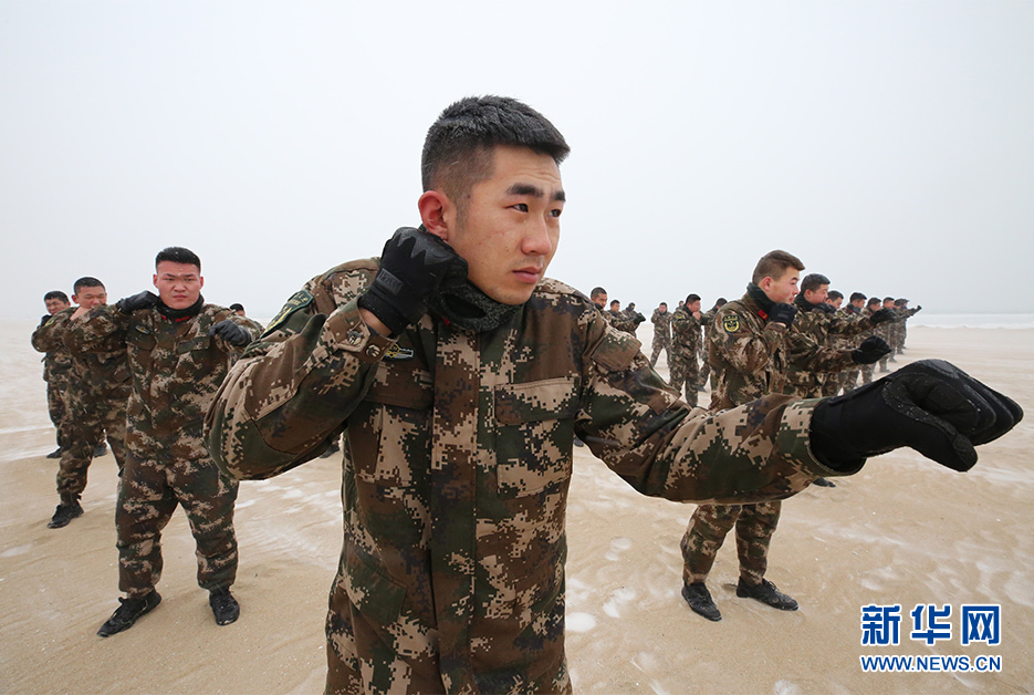 圖為河北海警特勤隊官兵在海邊進行體能訓練.新華網發 李俊增攝