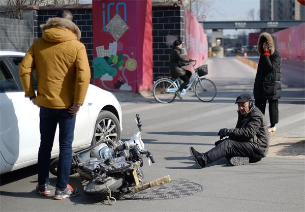 濟南: 老人騎車撞上私家車 好心司機說