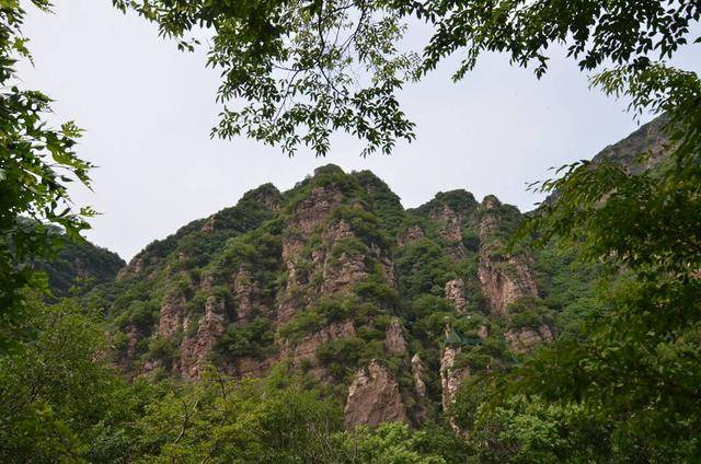 登臨山頂,南眺翠屏湖,北望燕山主峰霧靈山,東觀遵化金星山,西看平谷