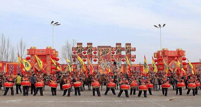 剪春幡:在河南南阳镇平一带,农村妇女习于立春日用彩色绸布剪制"春鸡"