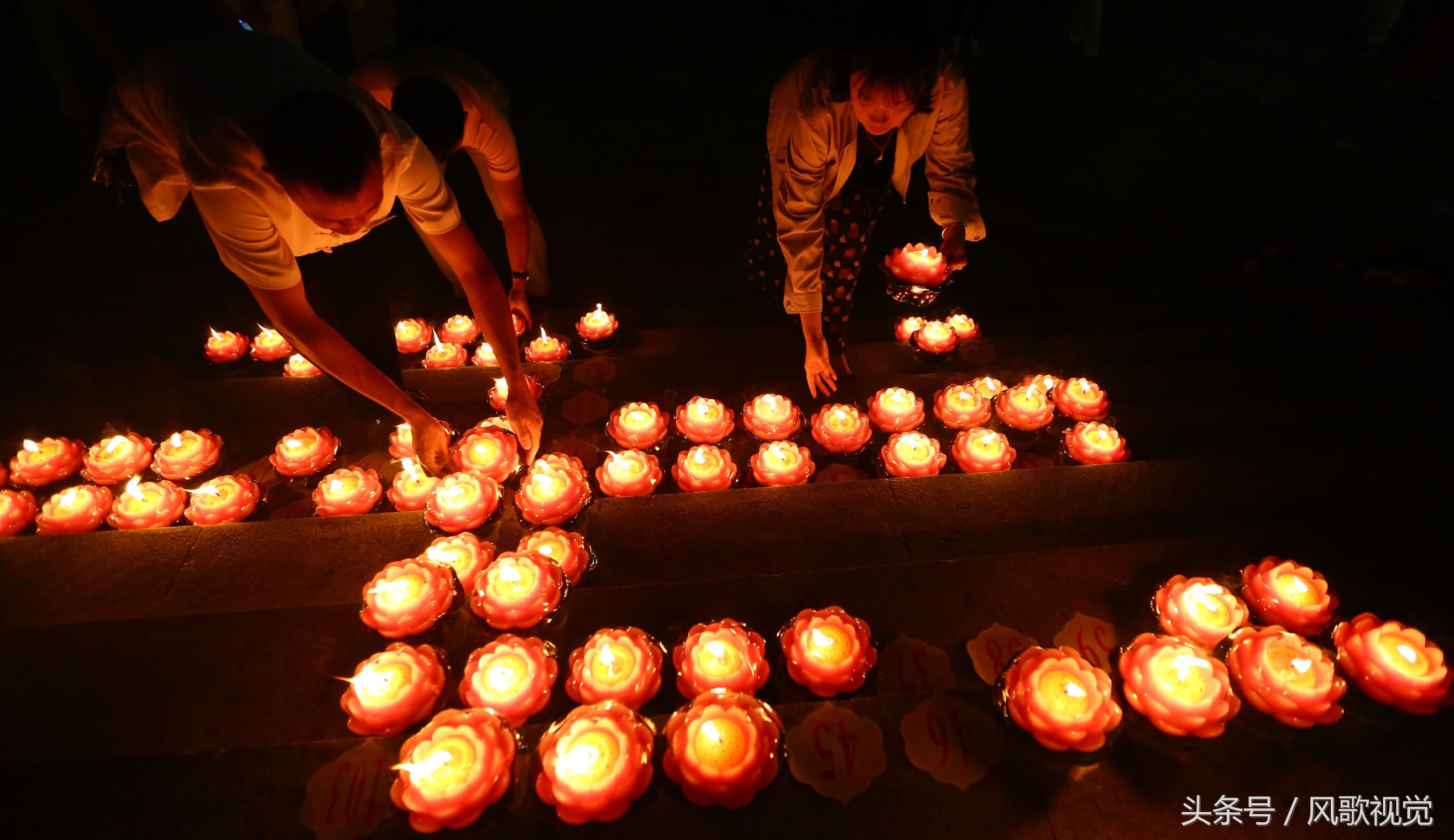 瑞犬迎祥,吉祥钟声祈福辞旧迎新,过一个佛系春节