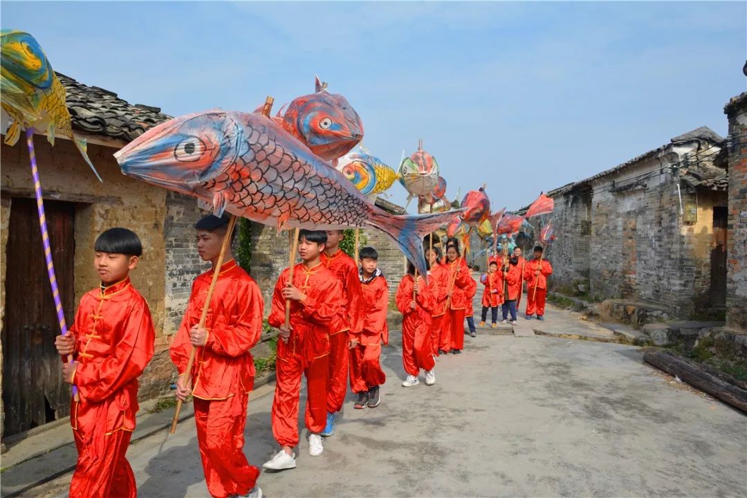 执一尾鲤鱼灯舞一出闹新春