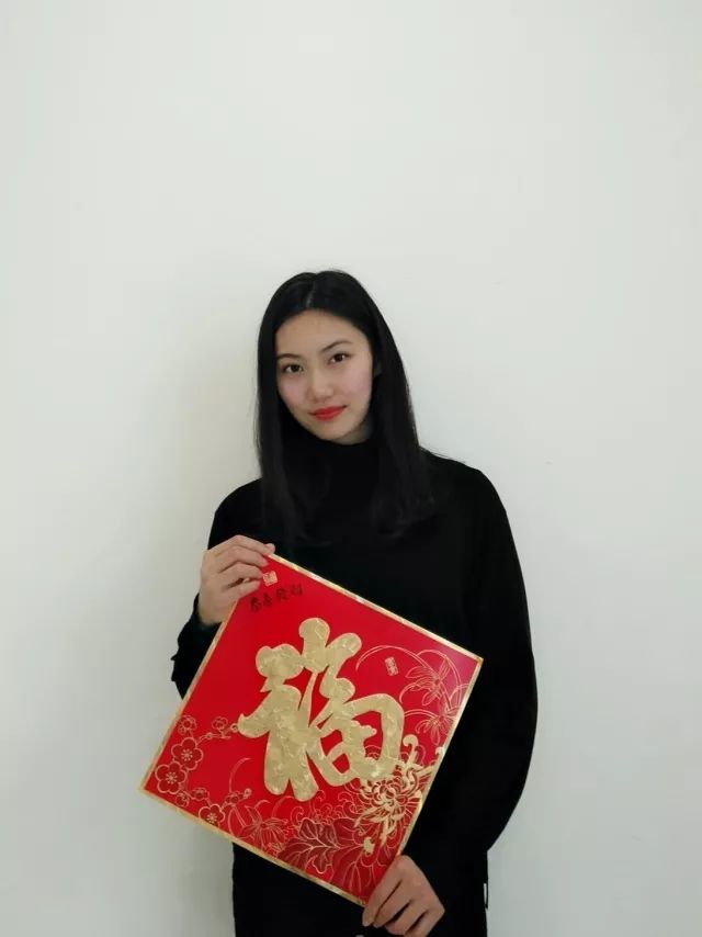 金鸡献瑞钦郅治,玉犬呈祥展宏猷.