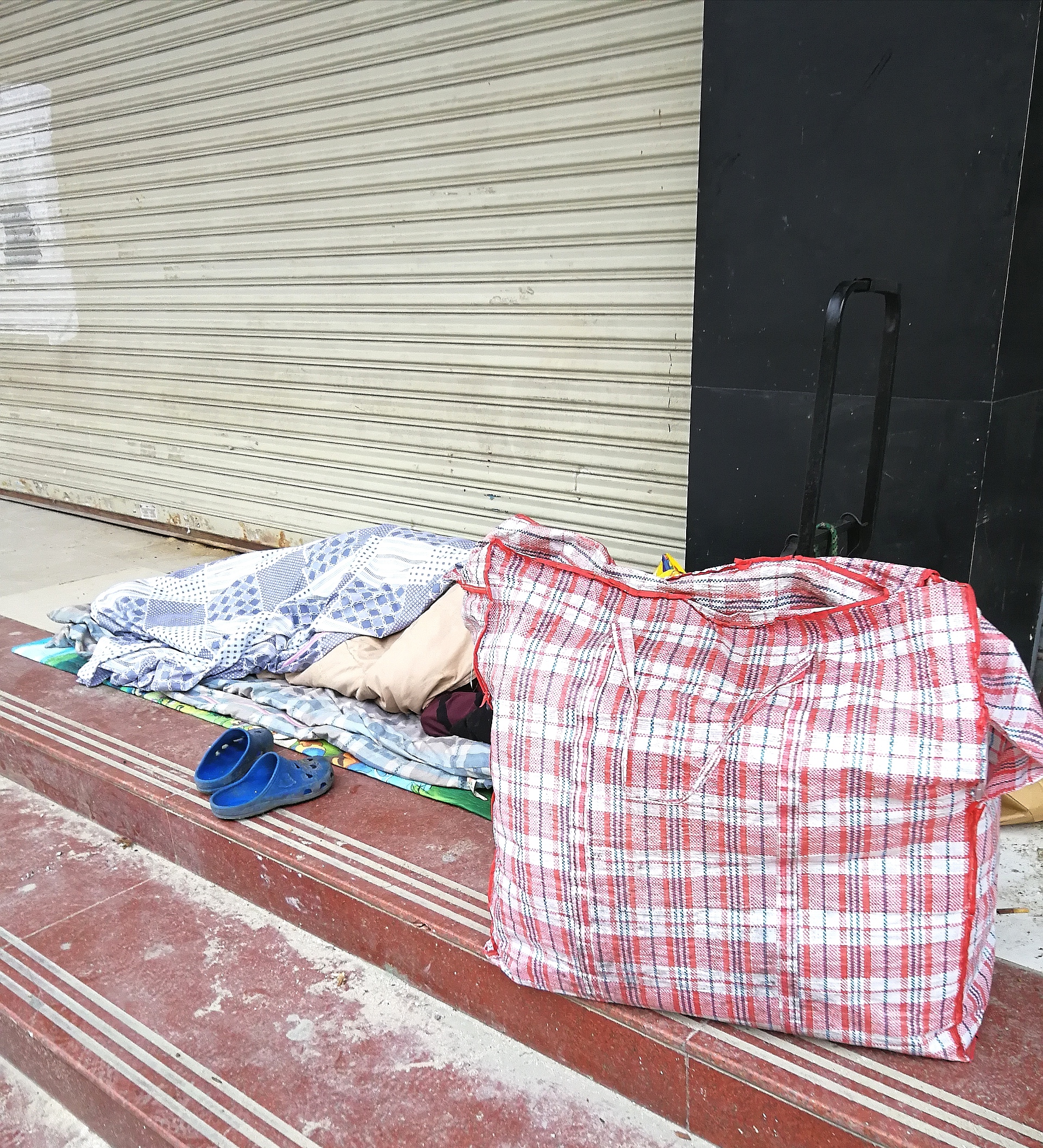 实拍:睡在深圳街头的一群流浪汉,他们的春节与众不同 别具一格