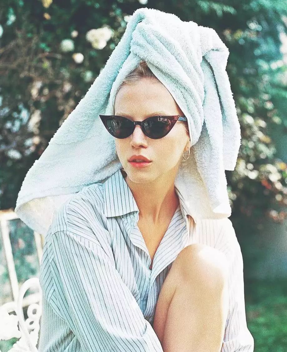 在海滩上裹着浴巾太夸张可以换成一些好看的大丝巾还能防止头发晒伤!