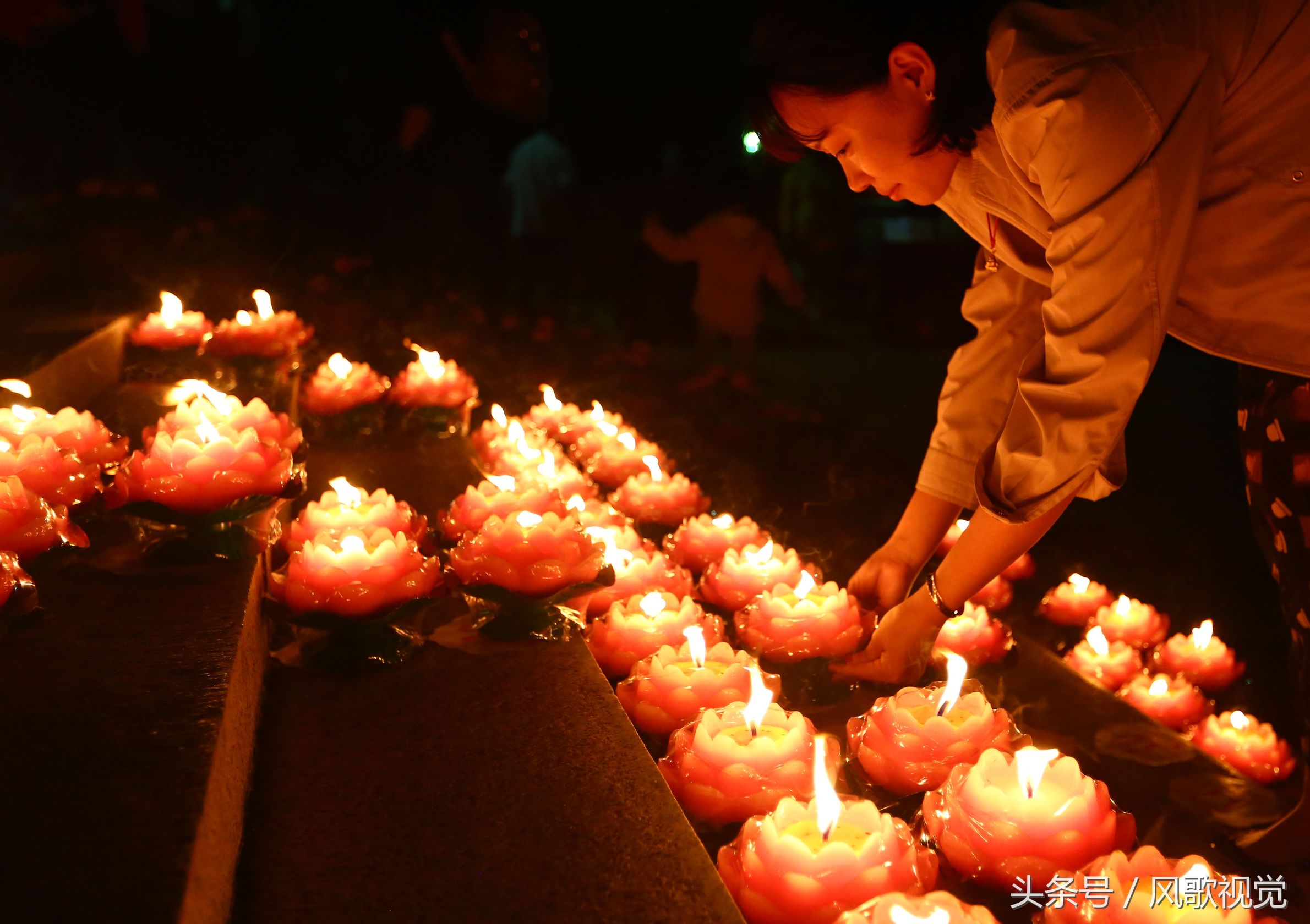 除夕之夜点灯,是我国的传统的习俗,寓意着新年的美好祈福