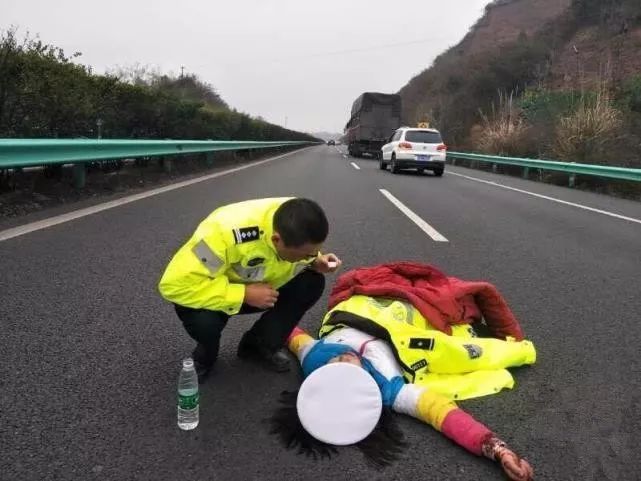 高速车祸女子图片
