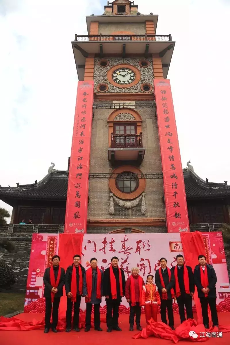 钟韵悠扬,盛世屹文峰,诗书城续千秋韵;春光旖旎,濠河来活水,江海门迎